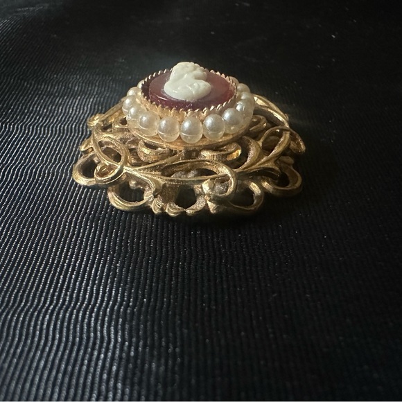 Vintage Faux Cameo Pendant - Picture 4 of 6